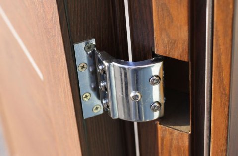 Железная дверь считается самой надежной дверью для дома.